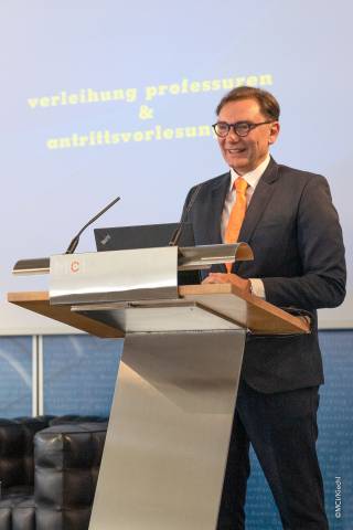 <p>Studiengangsleiter Peter J. Mirski ist sichtlich stolz auf seine Mitarbeiterin Teresa Spieß <span style=