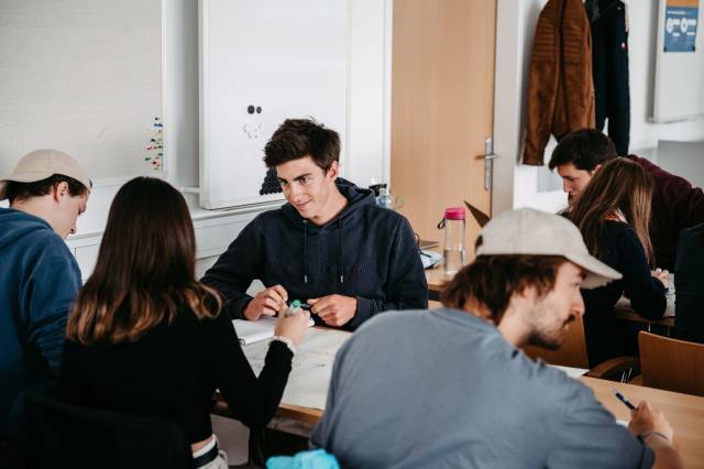 <p>Teambuilding Übung mit Ö3-Star Andi Knoll <span style=
