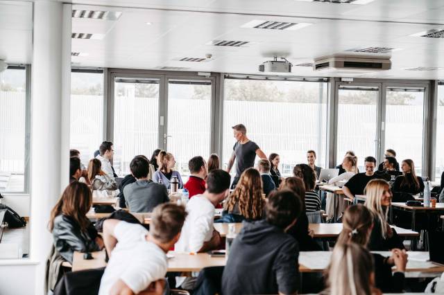 <p>Moderator Andi Knoll als Gastlektor bei der MCiT Lehrveranstaltung Teamwork. <span style=