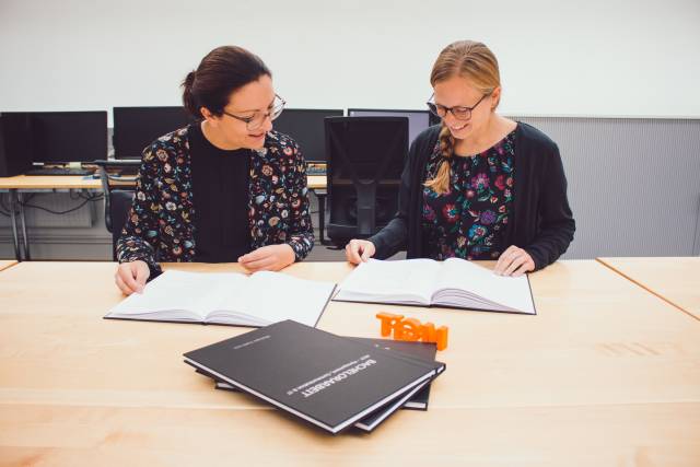 <p>Lektorin Teresa Spieß und Assistentin Elisabeth Rabanser schmökern in MCiT Bachelorarbeiten <span style=
