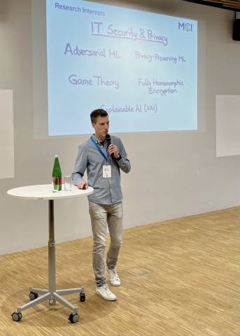 <p>Projektforscher Martin Nocker spricht zur AI Forschung unserer Research Unit Digitale Transformation. <span style=