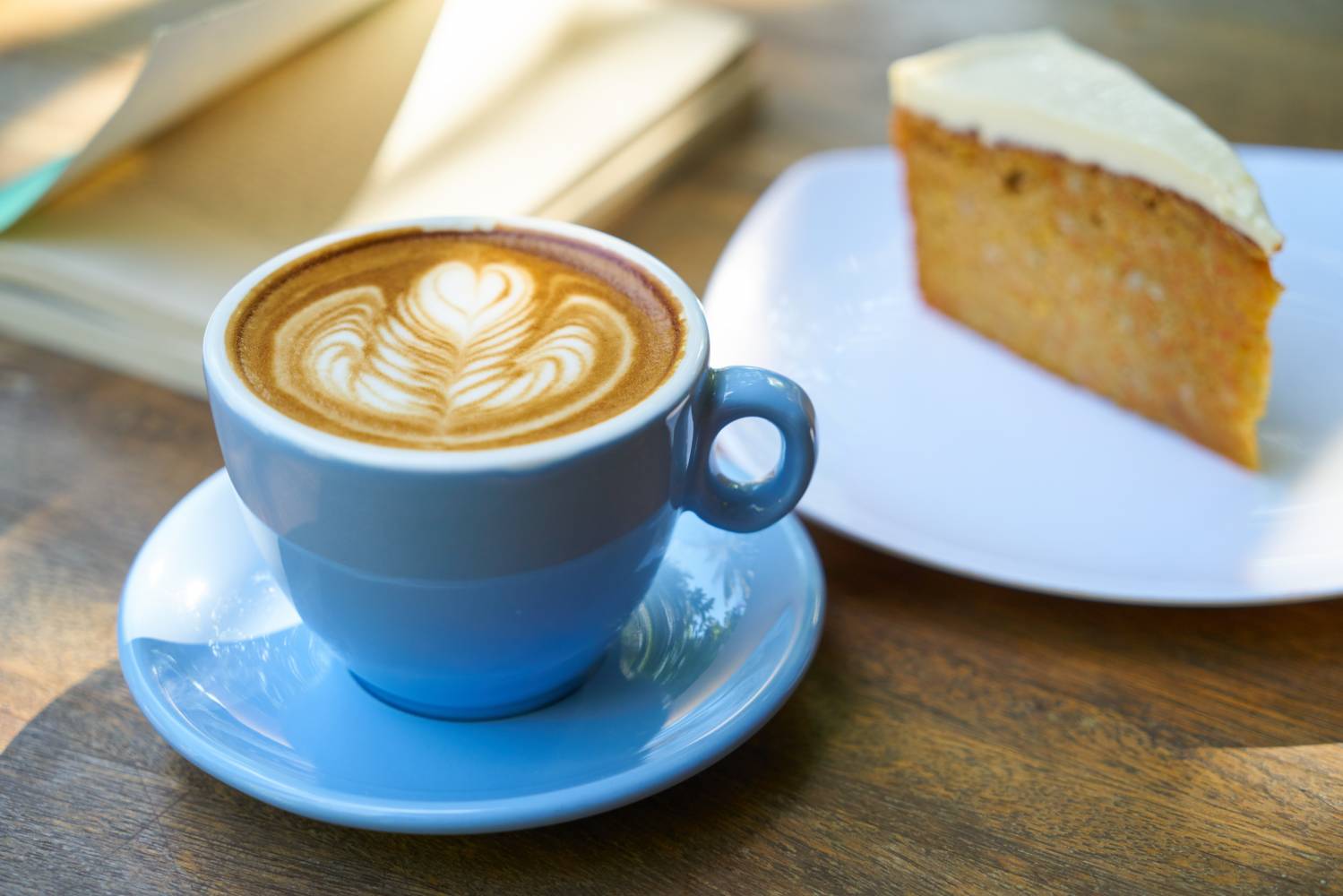 Leckerer Kuchen, cremiger Cappuccino und eine gemütliche Atmosphäre in einem unserer Lieblingscafés