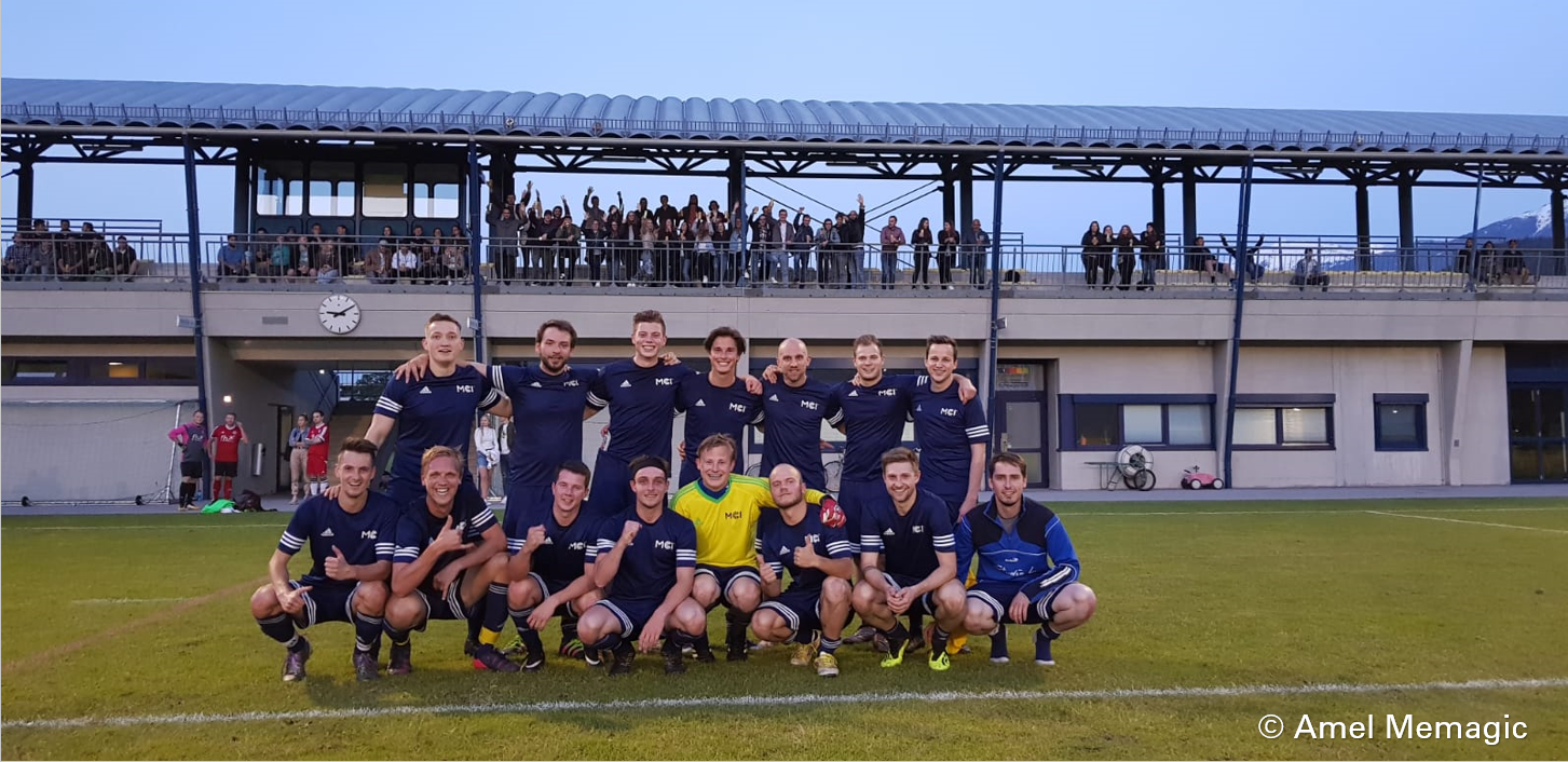 Das Fußballteam des MCI bei der diesjährigen „Tiroler Akademischen Meisterschaft Fußball“
