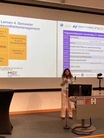 <p>Renate Windbichler vom Studiengang Nonprofit-, Sozial- und Gesundheitsmanagement präsentierte zum Thema 