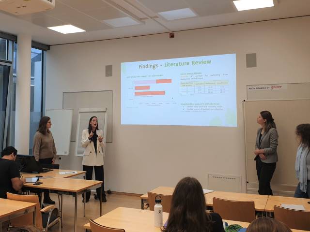 <p>Studierende bei der Präsentation Ihrer Ergebnisse aus der Lehrveranstaltung 