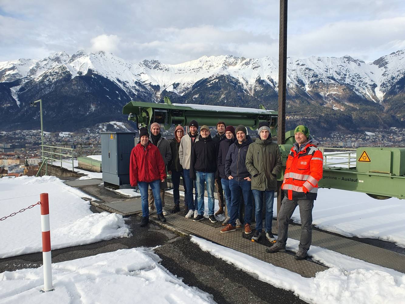<p>Über den Kraftswerks-Dächern von Innsbruck: Günther Thurner (1.v.r.) führte den Smart Building Technologies Jahrgang 2022 auf seiner Exkursion im Zuge der Lehrveranstaltung 