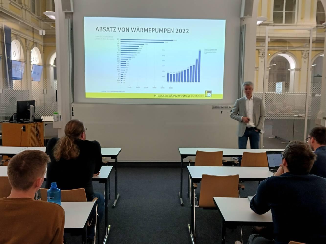 <p>Christoph Bacher, Technischer Geschäftsführer bei iDM eröffnete den Fokustag und wies u.a. auf die Marktsituationen zum wachsenden Absatz in der Wärmeerzeuger-Kategorie 