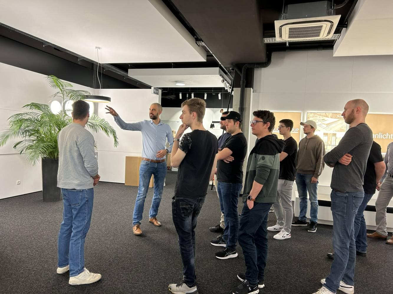 <p>Nach der Begrüßung durch die Geschäftsführung erklärte Stephan Oberhauser (Director Supply Chain Management) die Produktpalette im Showroom am Unternehmensstandort Vomp, bevor der Arbeitsbereich 