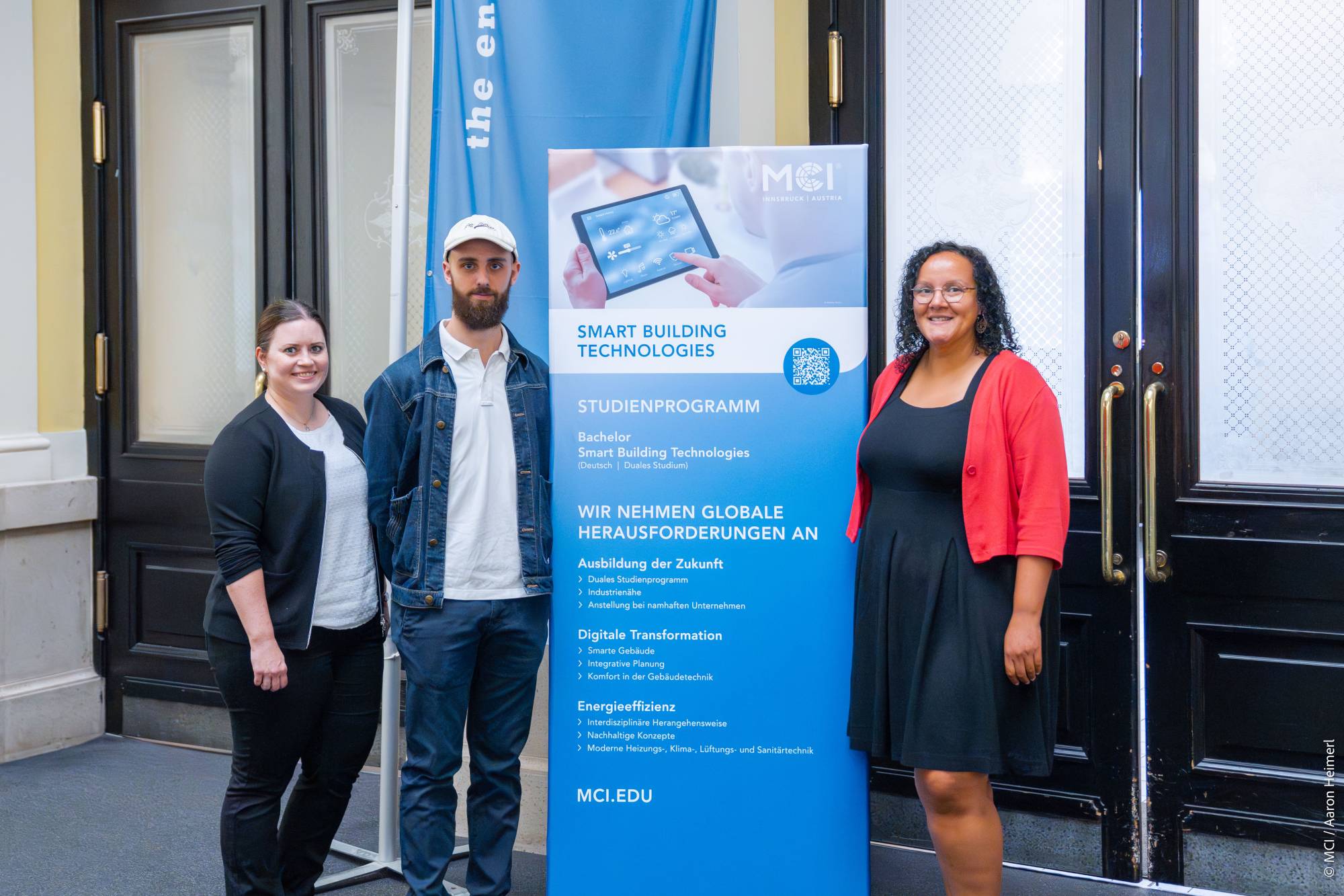 <p>Human Centric Lighting-Expertin Miriam Döhner (1. v. r.) und Personalleiterin Diana Lichwa (1. v. l.) freuten sich, Marius Neuheuser im Studierendenteam bei <a href=