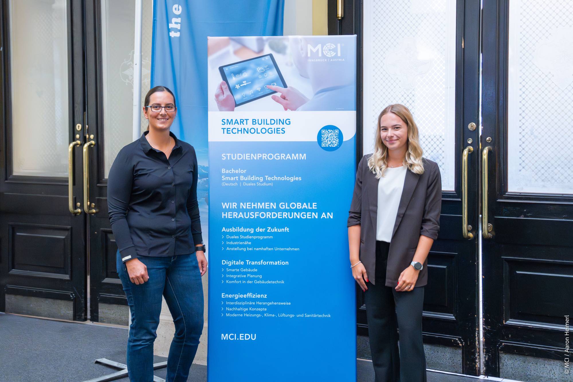 <p>Claudia Müller (links) begrüßte seitens der Planungsabteilung die erste dual Studierende bei <a href=