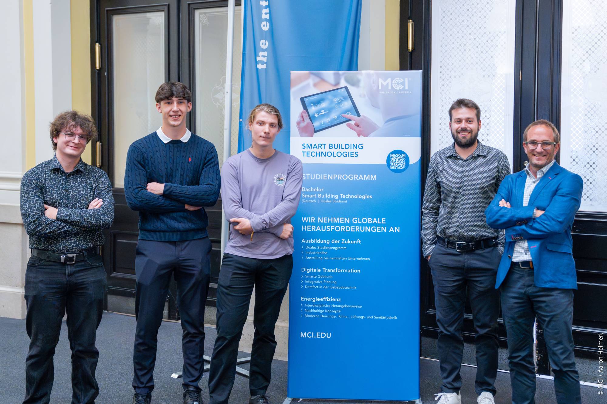 <p>Geschäftsführer Manfred Waroschitz (1. v. r.), Johannes Ambach (Alumnus Jahrgang 2021, 2. v. r.), Roger-Enrique Fitsch und Florian Roos (beide Jahrgang 2024, 1. und 3. v. l.) freuten sich über den Zuwachs im Team der <a href=