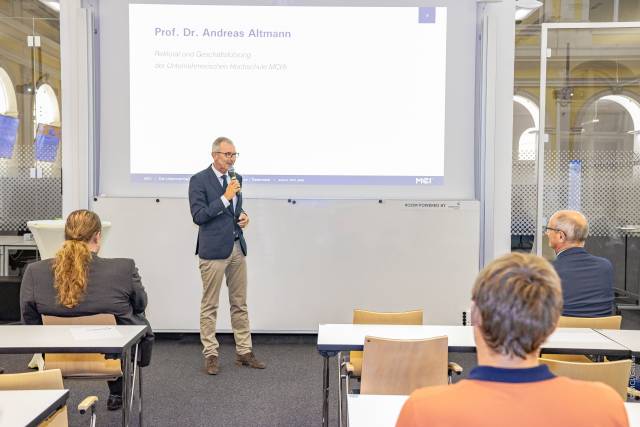 <p>Rektor Andreas Altmann eröffnete den Networking-Abend des Jahrgangs 2021 von 