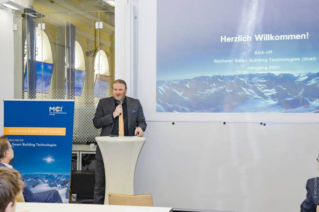 <p>Studiengangsleiter Werner Stadlmayr hieß die Anwesenden des Kick-offs zum Studienstart von 
