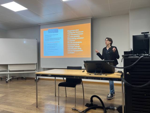 <p>Michaela Lödler bei ihrem Gastvortrag <span style=