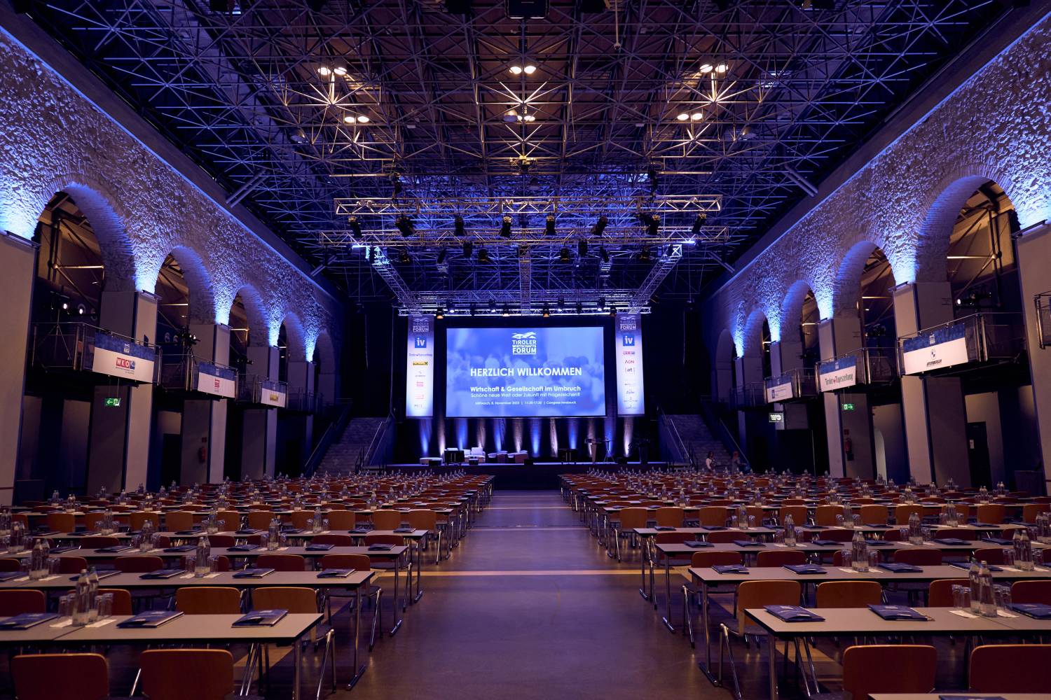 Mit 500 Besucher:innen ausverkaufte Dogana im Congress Innsbruck - das spannende Motto Wirtschaft & Gesellschaft im Umbruch © Klaus Maislinger