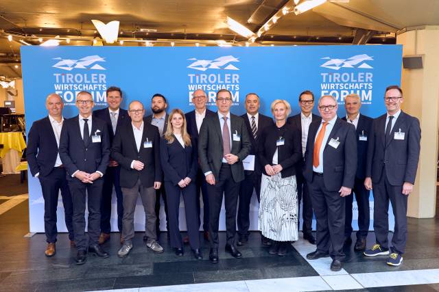 V.l.n.r.: Christof Splechtna, RLB Tirol, Andreas Altmann MCI, Thomas Wass, RLB Tirol, Daniel Lampertseder, Alexander Thamm GmbH, Florian Saurer, Holzbau Saurer, Sarah Maria Hanser, Alexander Thamm GmbH, Reinhard Mayr, RLB Tirol, Christoph Swarovski. Präsident IV Tirol, Alois Vahrner, TT Chefredakteur, Silvia Lieb, Moser Holding, Dieter Unterberger, BMW Unterberger, Alexander Krunic, business bestseller, Oswald Wolkenstein, WK Tirol und Michael Mairhofer, GF IV Tirol. © Klaus Maislinger