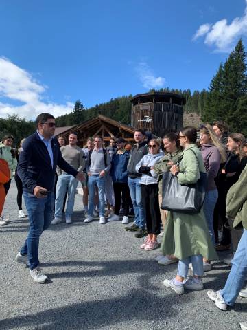 <p>CEO Christof Schalber informs about the adventure park Hög and the new construction of the Komperdell cable car ©MCI Tourismus</p>