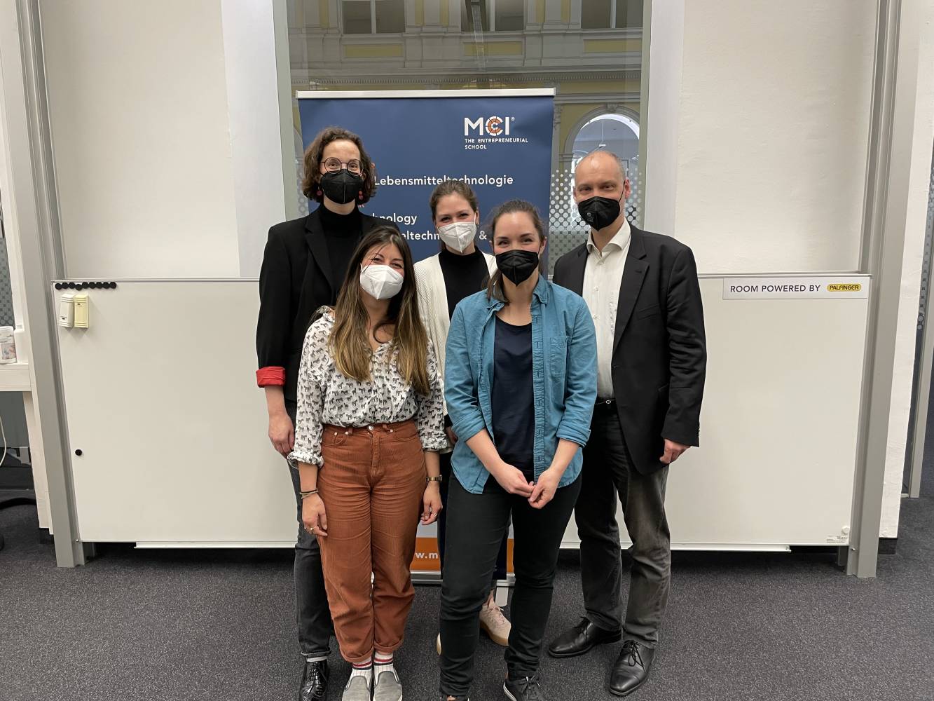 <p>Studiengangsleitungen mit drei erfolgreichen Absolventinnen (Katrin Bach, Julia Hofmann, Christoph Griesbeck, Rosa Wagner, Claudia Rangger; v. links nach rechts, hinten nach vorne; auf dem Bild nicht anwesend: Kathrin Gruber) Foto: MCI</p>