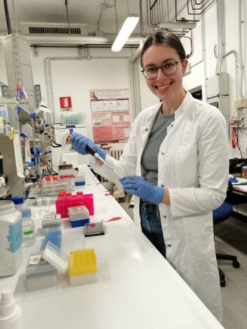 <p>MCI student Isabella Lutz in a laboratory at the University of Padua. © Lutz</p>