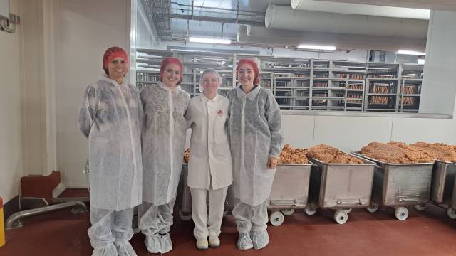 <p>Auch ein Rundgang durch die Produktion war Teil der Firmenbesichtigung. © MCI</p>