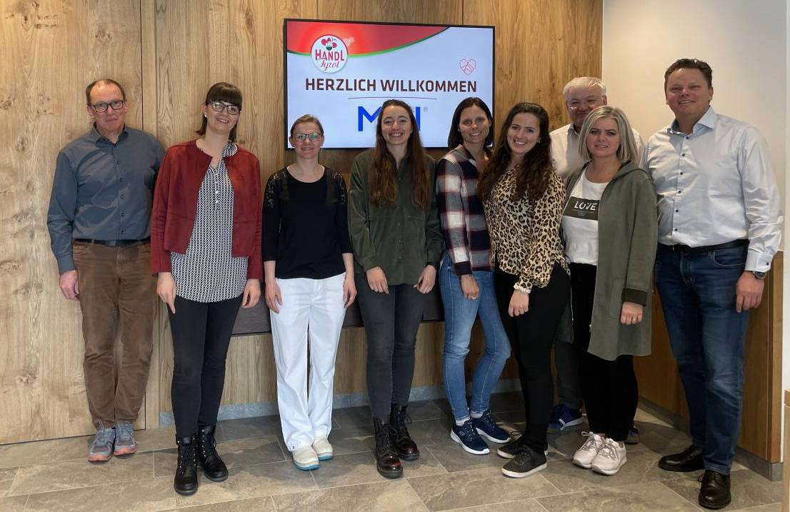 <p>Die Trägerinnen des diesjährigen Handl Tyrol Leistungsstipendiums: Hannah Wunsch (4.v.l.), Natalie Gartner (5.v.l.) und Lisa Bertolini (6.v.l.) freuten sich über den spannenden Vormittag, den Christian Handl (ganz rechts) möglich gemacht hat. © MCI</p>
