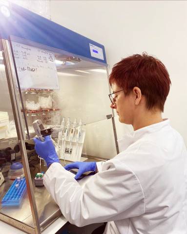 <p><em>Concentration and precise work are essential when working in the laboratory. Foto: Olivia Berger </em></p>