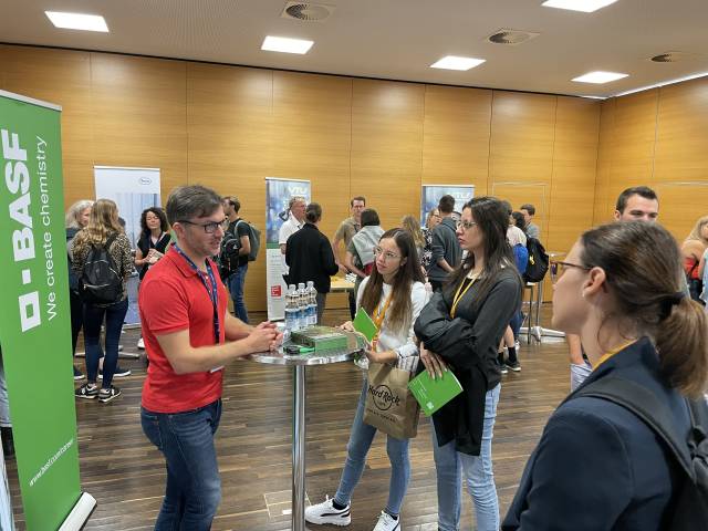 <p>Im Rahmen des Career Workshop kamen die Studierenden mit unterschiedlichen Institutionen/Firmen in Kontakt © MCI</p>