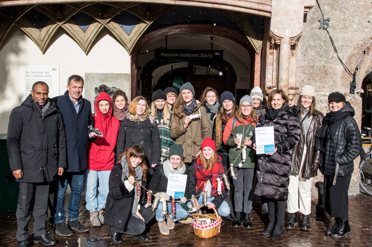 Projektgruppe Bewusst.sein für Frauen*rechte mit Studiengangsleiter Belachew Gebrewold, Bürgermeister Georg Willi und Landesrätin Gabriele Fischer. Foto Michael Maurer