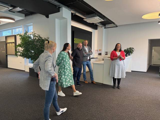 <p>Dem Empfang durch Geschäftsführerin Felicitas Kohler (2. v. l.), Product Manager Andreas Mühlthaler (3. v. l.) und Human Centric Lighting-Expertin Miriam Döhner (5. v. l.) folgend brachte Stephan Oberhauser (Director Supply Chain Management, 4. v. l.) den Gästen die Fertigungsabläufe bei „planlicht“ näher. Foto: © MCI/Barbara Messner</p>