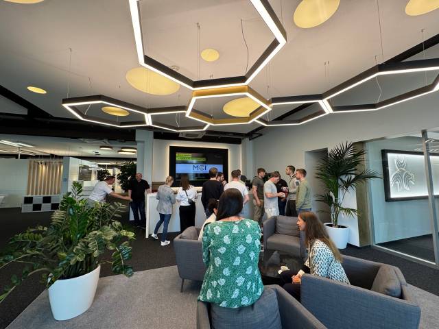 <p>Ein gemeinsames Frühstück im Showroom bot den Studierenden viele Möglichkeiten zum Austausch mit Kolleginnen und Kollegen des Partnerunternehmens. Foto: © MCI/Barbara Messner</p>