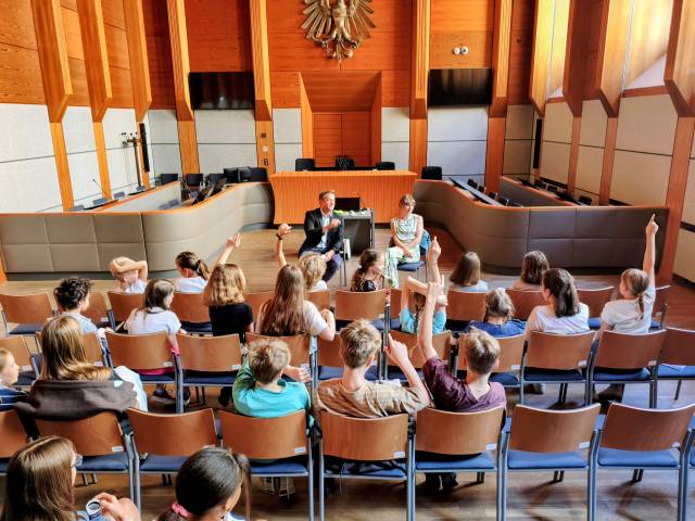 „Recht einfach erklärt!“: Begeisterung bei der Kinder-Sommer-Uni 2026
